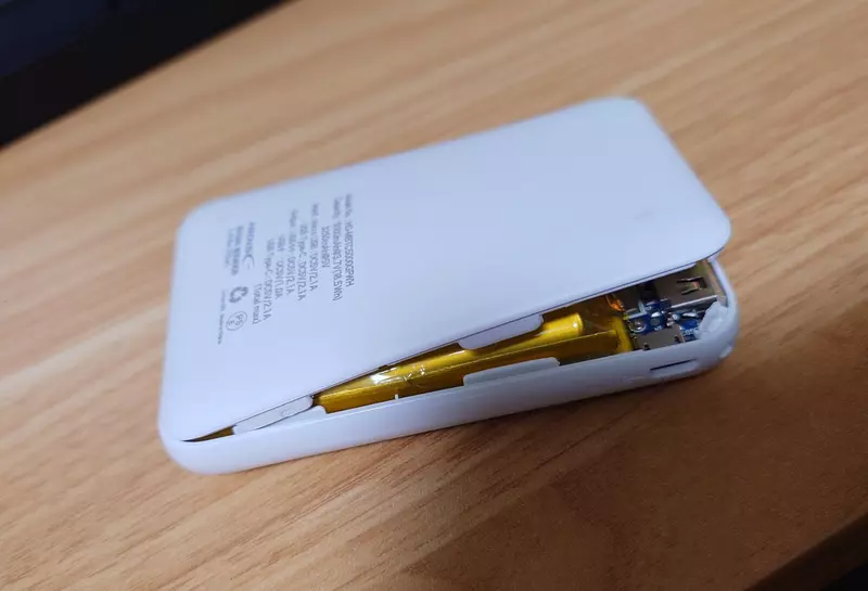 日本网友议论“学校太奇葩”，把充电宝当毕业礼物！结果集体鼓包变“炸弹”，许多人吐槽这还能叫纪念品？ - 奇趣星球报 - 奇趣星球报