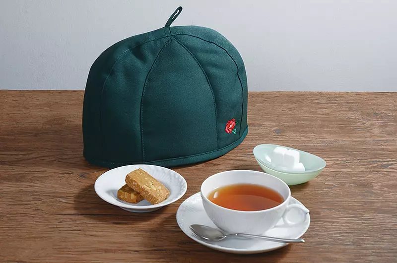 大型社死现场！日本 COSER 喝下午茶“误将茶壶套当帽子戴”，网友直呼：简直太像《七龙珠》饺子戴的帽子！