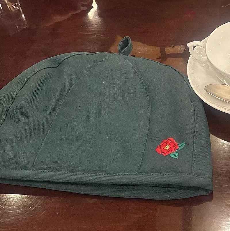 大型社死现场！日本 COSER 喝下午茶“误将茶壶套当帽子戴”，网友直呼：简直太像《七龙珠》饺子戴的帽子！