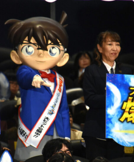 《名侦探柯南》新剧场版首日狂揽11亿!柯南声优高山南现身日本首映礼幽默谢罪:在神奈川和横滨疯狂爆破,先说声对不起啦! - 奇趣星球报 - 奇趣星球报