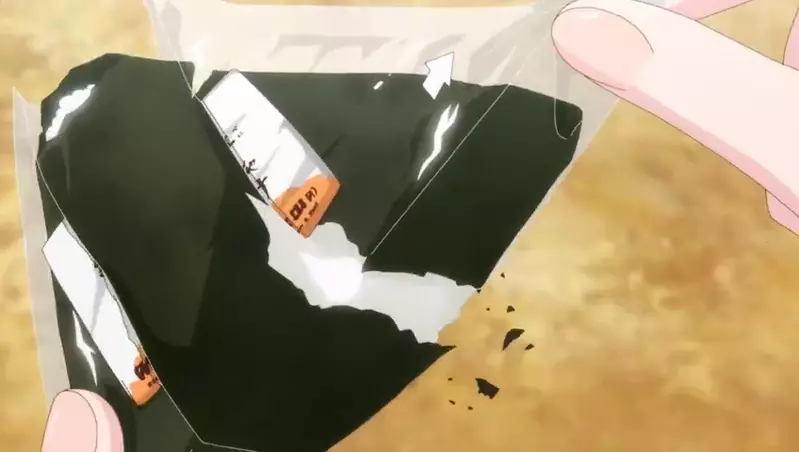 外国游客看呆！被日本动画硬核科普的三角饭团开法火了，本土网友加码“不沾油反套神技”太逆天！