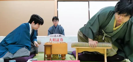 日本网友议论“将棋名人战现奇葩对局照”,挑战者靠镜头玄学爆笑巨大化!这难道是替身使者出没吗! - 奇趣星球报