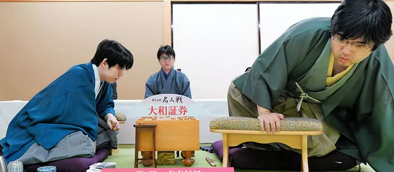 日本将棋“名人战”现奇葩对局照!挑战者靠镜头玄学爆笑“巨大化”,网友调侃:这是替身使者出没! 日本将棋“名人战”现奇葩对局照!挑战者靠镜头玄学爆笑“巨大化”,网友调侃:这是替身使者出没!