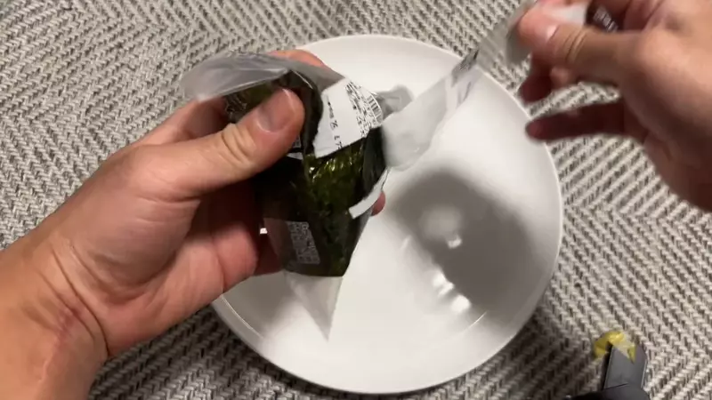 外国游客看呆！被日本动画硬核科普的三角饭团开法火了，本土网友加码“不沾油反套神技”太逆天！