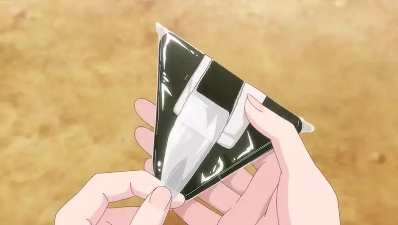 外国游客看呆！被日本动画硬核科普的三角饭团开法火了，本土网友加码“不沾油反套神技”太逆天！