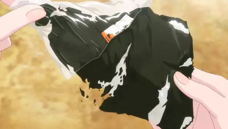 外国游客看呆！被日本动画硬核科普的三角饭团开法火了，本土网友加码“不沾油反套神技”太逆天！