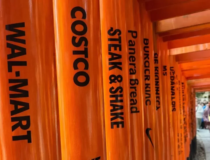 去日本旅游的浪漫滤镜碎了一地?千本鸟居柱子上的汉字竟是“广告牌”,欧美网友得知含义后直呼“太崩溃”! - 奇趣星球报 - 奇趣星球报