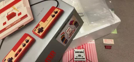 日本网友议论“买家网购二手红白机遭遇离奇发货”！卖家随手发来的烂纸箱，竟是连任天堂都没有的绝版传家宝！ - 奇趣星球报