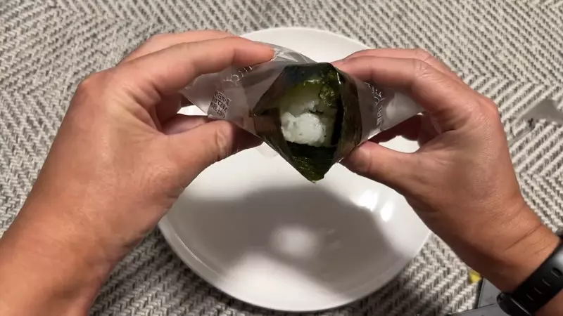 外国游客看呆！被日本动画硬核科普的三角饭团开法火了，本土网友加码“不沾油反套神技”太逆天！