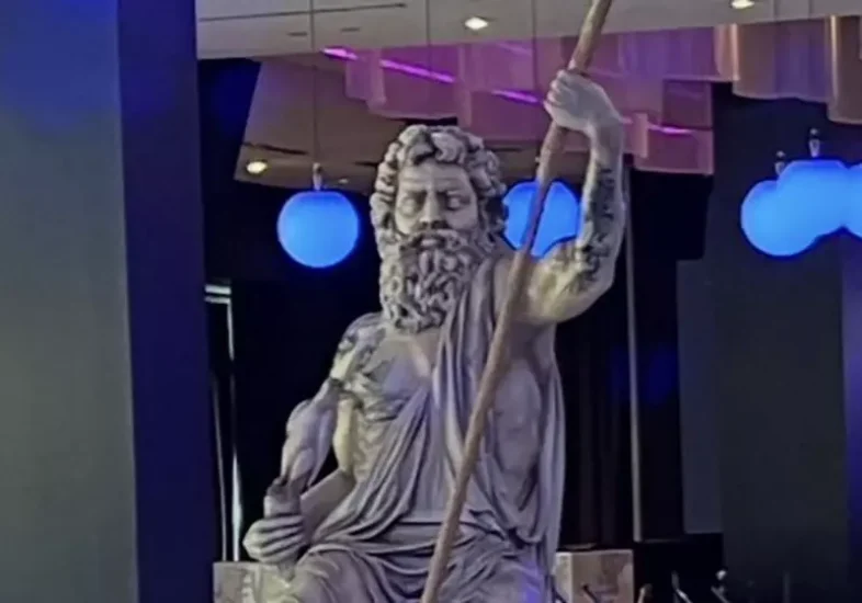 法日融合还搭上古希腊神话？日本师傅惊呆于美国寿司店的奇葩装潢，连网友都彻底破防了！ - 奇趣星球报 - 奇趣星球报