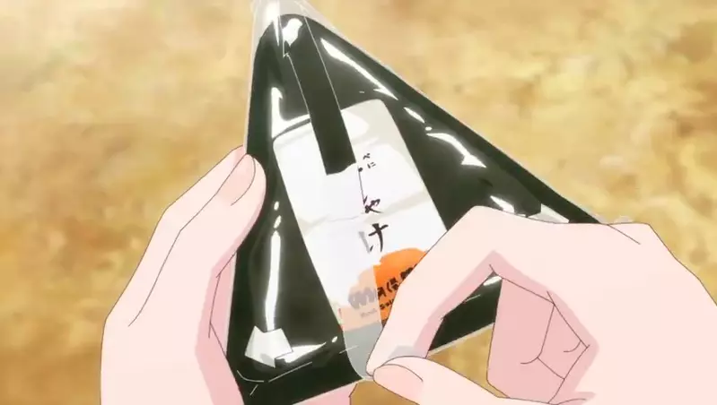 外国游客看呆！被日本动画硬核科普的三角饭团开法火了，本土网友加码“不沾油反套神技”太逆天！