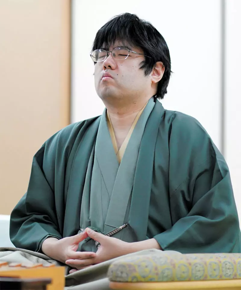 日本将棋“名人战”现奇葩对局照!挑战者靠镜头玄学爆笑“巨大化”,网友调侃:这是替身使者出没! 日本将棋“名人战”现奇葩对局照!挑战者靠镜头玄学爆笑“巨大化”,网友调侃:这是替身使者出没!