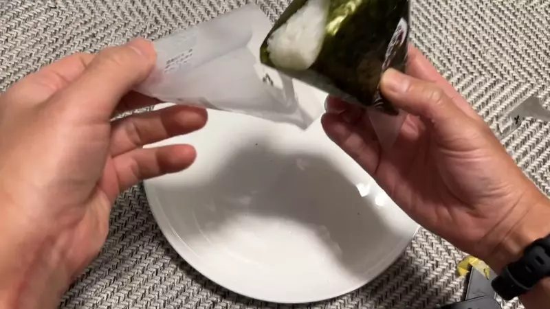 外国游客看呆！被日本动画硬核科普的三角饭团开法火了，本土网友加码“不沾油反套神技”太逆天！