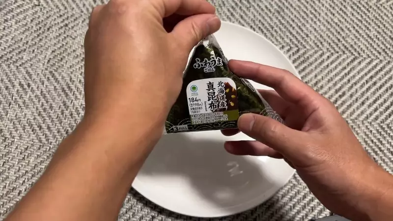 外国游客看呆！被日本动画硬核科普的三角饭团开法火了，本土网友加码“不沾油反套神技”太逆天！