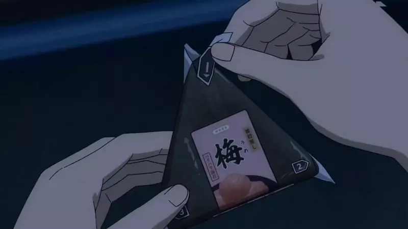 外国游客看呆！被日本动画硬核科普的三角饭团开法火了，本土网友加码“不沾油反套神技”太逆天！