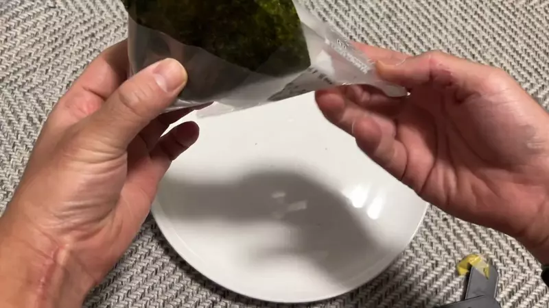 外国游客看呆！被日本动画硬核科普的三角饭团开法火了，本土网友加码“不沾油反套神技”太逆天！