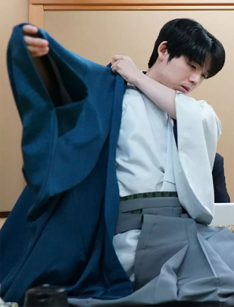 日本将棋“名人战”现奇葩对局照!挑战者靠镜头玄学爆笑“巨大化”,网友调侃:这是替身使者出没! 日本将棋“名人战”现奇葩对局照!挑战者靠镜头玄学爆笑“巨大化”,网友调侃:这是替身使者出没!