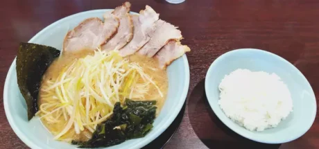 日本网友议论“知名编剧网曝拉面店大翻车”！点套餐竟先上米饭，区区两分钟时间差为何引发全网吵翻天？ - 奇趣星球报