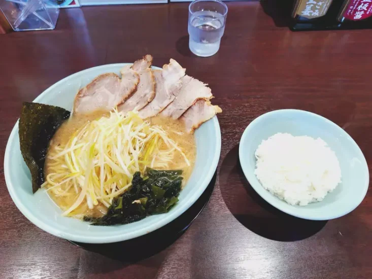 日本网友议论“知名编剧网曝拉面店大翻车”！点套餐竟先上米饭，区区两分钟时间差为何引发全网吵翻天？ - 奇趣星球报 - 奇趣星球报