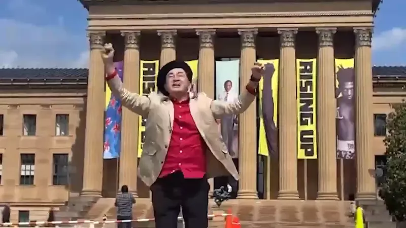 去参加儿子毕业典礼秒变硬核追星现场！日本65岁巨匠漫画家岛本和彦赴美神还原《洛基》名场面，体力看呆路人！ - 奇趣星球报 - 奇趣星球报