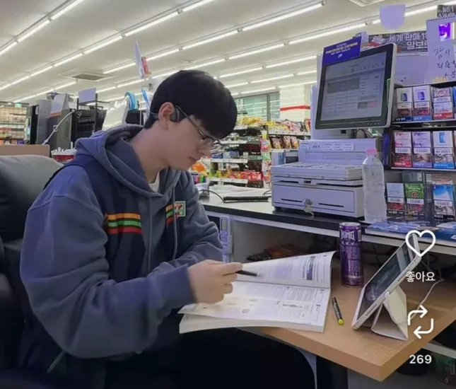 韩国便利店打工仔闲暇复习爆红网络!日本网友破防了:我们连喝水都会被疯狂投诉! - 奇趣星球报 - 奇趣星球报