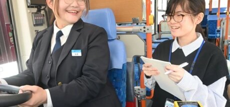 日本公交司机极度短缺,18岁萌妹硬核入职!国家修改法律只为让她提前开上重型大巴! - 奇趣星球报