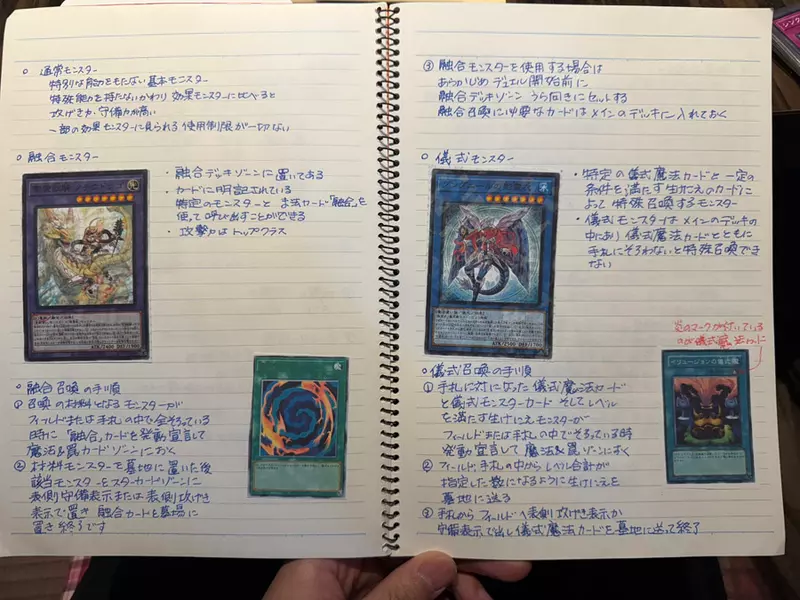 日本网友议论“爆火网络的硬核老妈”，65岁狂补《游戏王》规则！满分笔记惊呆网友，母爱简直就是最强魔法卡！