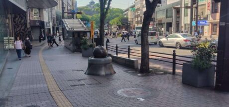 以为独一无二!日本熊本街头“悬浮转运石”火了,炸出全网网友:原来我们这也有! - 奇趣星球报