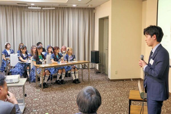 日本美少女偶像空降创意现场!看京都年轻人如何用奇葩策划,带火人气女团! 日本美少女偶像空降创意现场!看京都年轻人如何用奇葩策划,带火人气女团!