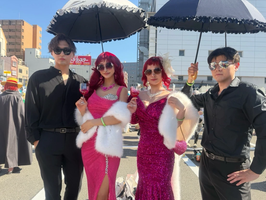 日本网友议论“漫展惊现‘叶姐妹’神还原Cosplay”!连身后帅哥保镖都一模一样,网友直呼本尊下凡! 日本网友议论“漫展惊现‘叶姐妹’神还原Cosplay”!连身后帅哥保镖都一模一样,网友直呼本尊下凡!