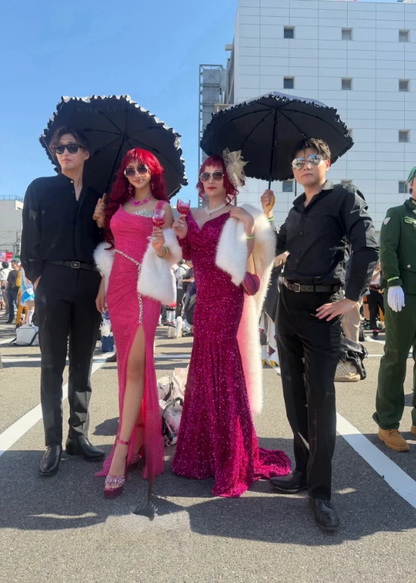日本网友议论“漫展惊现‘叶姐妹’神还原Cosplay”!连身后帅哥保镖都一模一样,网友直呼本尊下凡! 日本网友议论“漫展惊现‘叶姐妹’神还原Cosplay”!连身后帅哥保镖都一模一样,网友直呼本尊下凡!