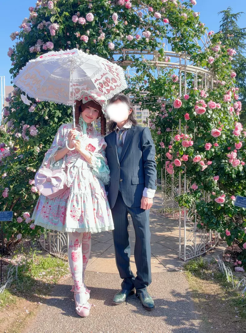 日本网友吵翻“洛丽塔穿搭”!女生精致到发亮,旁边男生到底穿什么才不把整组气场拉垮! 日本网友吵翻“洛丽塔穿搭”!女生精致到发亮,旁边男生到底穿什么才不把整组气场拉垮!