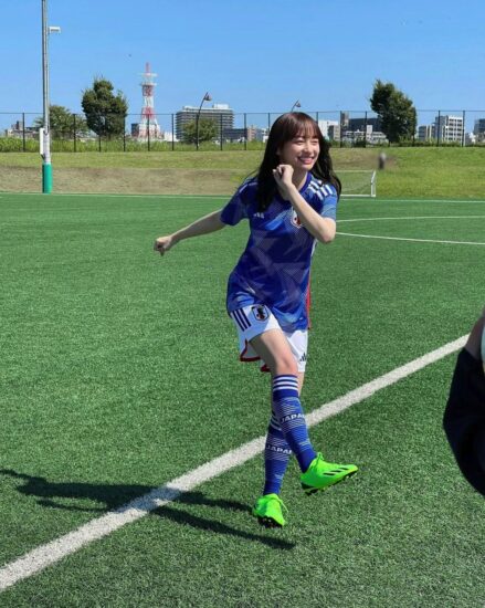 日本网友议论“前日向坂46成员影山优佳世界杯前现身东京球场”！蓝制服配长靴秀绝对领域，球迷又开始期待她的神预测！ - 奇趣星球报 - 奇趣星球报