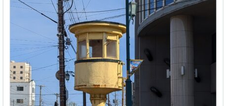 日本函馆街角偶遇超萌“高空岗亭”！不仅颜值极高，原来还是个“骨董级”功臣！ - 奇趣星球报