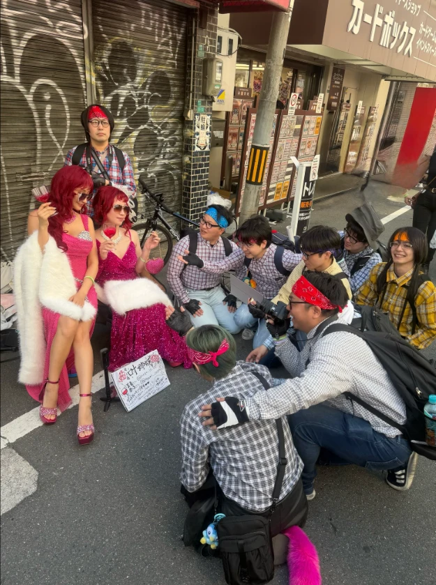 日本网友议论“漫展惊现‘叶姐妹’神还原Cosplay”!连身后帅哥保镖都一模一样,网友直呼本尊下凡! 日本网友议论“漫展惊现‘叶姐妹’神还原Cosplay”!连身后帅哥保镖都一模一样,网友直呼本尊下凡!