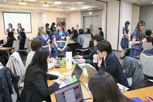 日本美少女偶像空降创意现场!看京都年轻人如何用奇葩策划,带火人气女团! 日本美少女偶像空降创意现场!看京都年轻人如何用奇葩策划,带火人气女团!