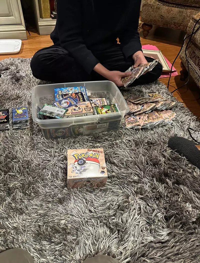 孙子以为童年玩具早丢了,奶奶却藏着25万美元宝可梦卡牌!这份偏爱太狠了! 孙子以为童年玩具早丢了,奶奶却藏着25万美元宝可梦卡牌!这份偏爱太狠了!