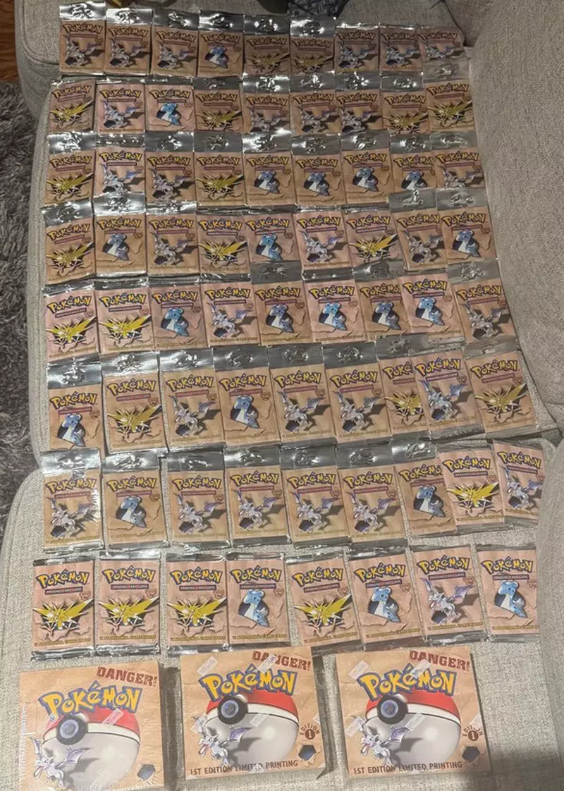 孙子以为童年玩具早丢了,奶奶却藏着25万美元宝可梦卡牌!这份偏爱太狠了! 孙子以为童年玩具早丢了,奶奶却藏着25万美元宝可梦卡牌!这份偏爱太狠了!