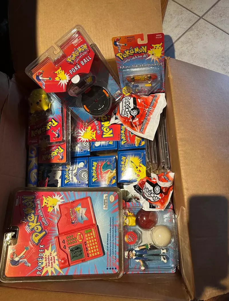孙子以为童年玩具早丢了,奶奶却藏着25万美元宝可梦卡牌!这份偏爱太狠了! 孙子以为童年玩具早丢了,奶奶却藏着25万美元宝可梦卡牌!这份偏爱太狠了!