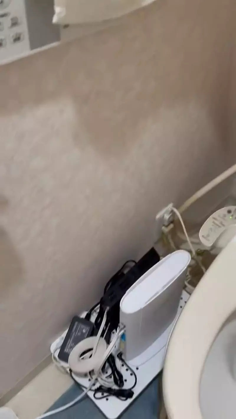 光纤从厕所进屋、服务器悬在马桶上!日本网友吵翻,省下的空间可能先把安全感省没了! 光纤从厕所进屋、服务器悬在马桶上!日本网友吵翻,省下的空间可能先把安全感省没了!