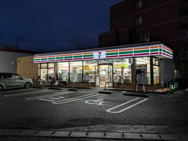 这间711明明看起来很老旧！日本网友好奇大家都是怎么判断出来的！