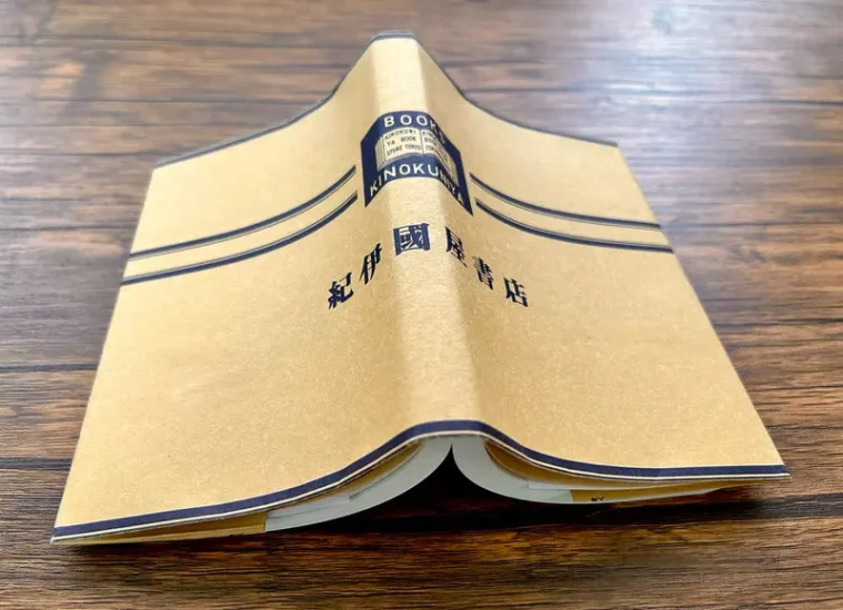 日本网友为倒扣书页吵翻了！阅读习惯背后，别把一本书当一次性消耗品！ - 奇趣星球报 - 奇趣星球报