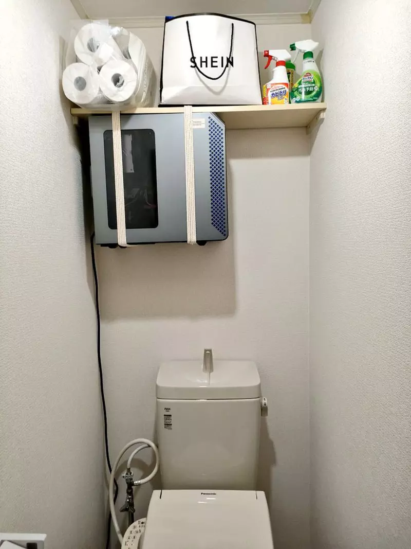 光纤从厕所进屋、服务器悬在马桶上!日本网友吵翻,省下的空间可能先把安全感省没了! 光纤从厕所进屋、服务器悬在马桶上!日本网友吵翻,省下的空间可能先把安全感省没了!
