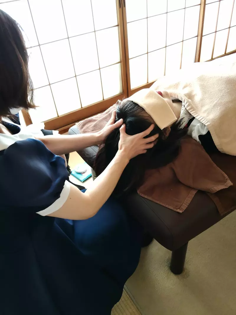 日本电线杆上的女仆广告意外被铁杆贯穿,网友却看出护主牺牲的剧情:一张照片为何能引爆二创 日本电线杆上的女仆广告意外被铁杆贯穿,网友却看出护主牺牲的剧情:一张照片为何能引爆二创