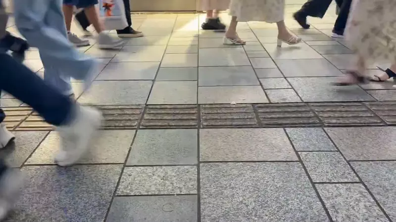 年轻人为何不穿运动鞋了?日本网友议论“表参道街拍引热议”,真正被戳中的或许是我们对舒适的依赖! 年轻人为何不穿运动鞋了?日本网友议论“表参道街拍引热议”,真正被戳中的或许是我们对舒适的依赖!