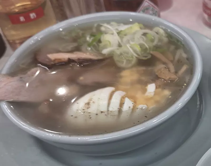 日本网友吐槽“凌晨4点吃到一碗难吃到生气的拉面”!汤色不对,职人怀疑店家漏了关键的调味汁! 日本网友吐槽“凌晨4点吃到一碗难吃到生气的拉面”!汤色不对,职人怀疑店家漏了关键的调味汁!
