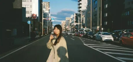 一张街拍照片吵翻日本网友！被删掉的影子，才是画面里最诚实的关系和故事之一！ - 奇趣星球报