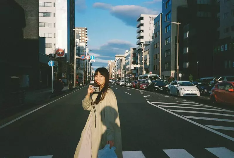 一张街拍照片吵翻日本网友!被删掉的影子,才是画面里最诚实的关系和故事之一! 一张街拍照片吵翻日本网友!被删掉的影子,才是画面里最诚实的关系和故事之一!