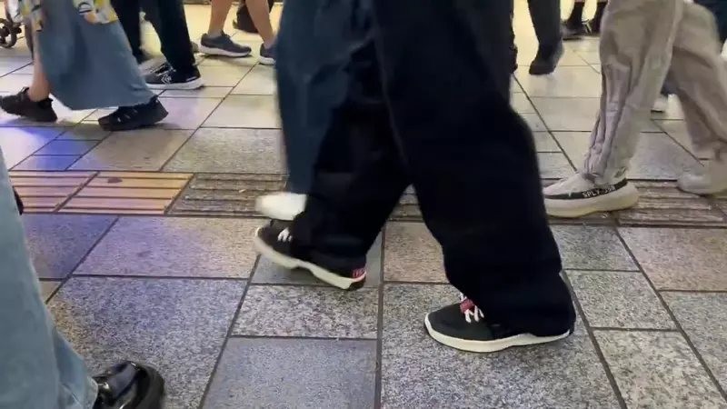 年轻人为何不穿运动鞋了?日本网友议论“表参道街拍引热议”,真正被戳中的或许是我们对舒适的依赖! 年轻人为何不穿运动鞋了?日本网友议论“表参道街拍引热议”,真正被戳中的或许是我们对舒适的依赖!