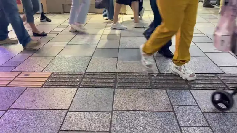 年轻人为何不穿运动鞋了?日本网友议论“表参道街拍引热议”,真正被戳中的或许是我们对舒适的依赖! 年轻人为何不穿运动鞋了?日本网友议论“表参道街拍引热议”,真正被戳中的或许是我们对舒适的依赖!